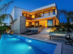 Luxury Beachfront Villa Raquel Solta with private pool and gym